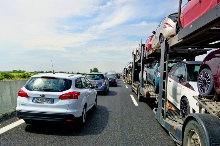 Stau auf der A 10: Interaktives Verkehrsleitsystem nötig